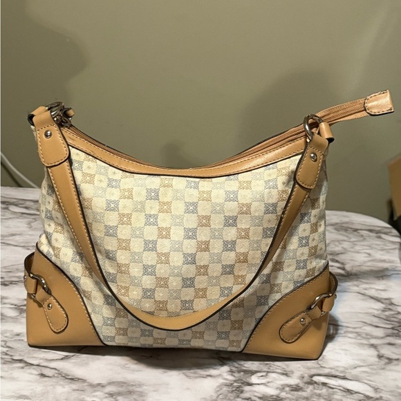 Tan and Cream Checkered Shoulder Bag with Gold Hardware - Picture 3 of 16